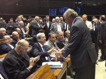 Parlamentares dividem pacotes de bolacha durante a sesso do Congresso