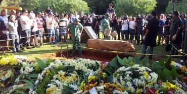 Corpo de Luciano do Valle  enterrado no Cemitrio Parque Flamboyant, em Campinas