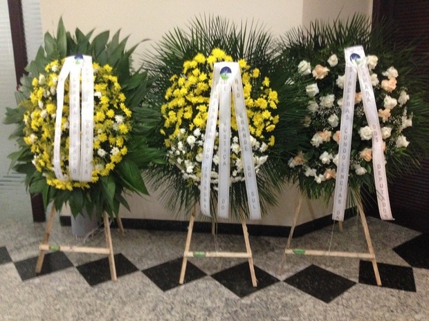 Dentro do Ttibunal, coroas de flores em homenagem ao ministro Teori Zavascki