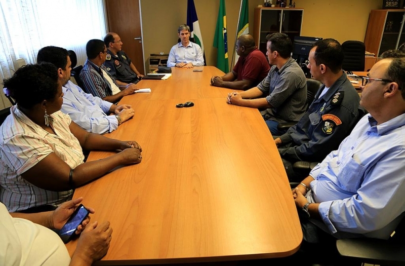 Secretrio se rene com lderes comunitrios do bairro Pedra 90