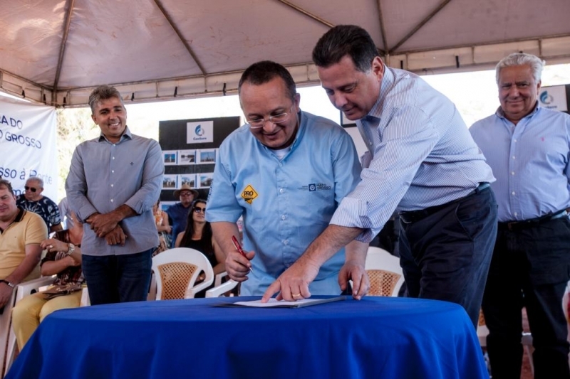 Governador Pedro Taques e o governador de Gois, Marconi Perillo, lanaram a construo do acesso  ponte de 577 metros