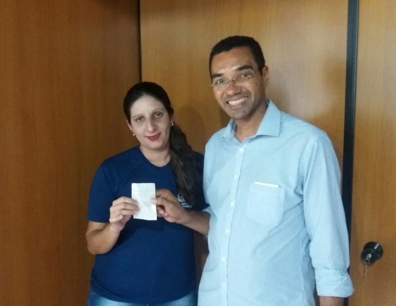 Professora Janaina Viana, com o candidato Renato Santtana, durante ato de doao