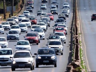 Veículos trafegam com farol baixo desligado durante o dia em via do Distrito Federal