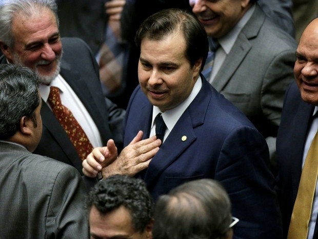 Rodrigo Maia recebe cumprimentos aps o primeiro turno da eleio para presidente da Cmara