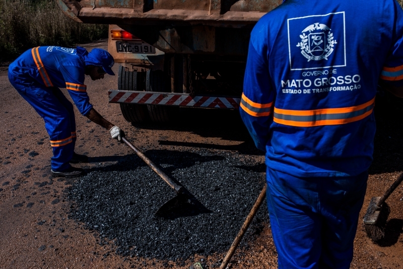 Operrios executam melhorias na rodovia para atender cidado