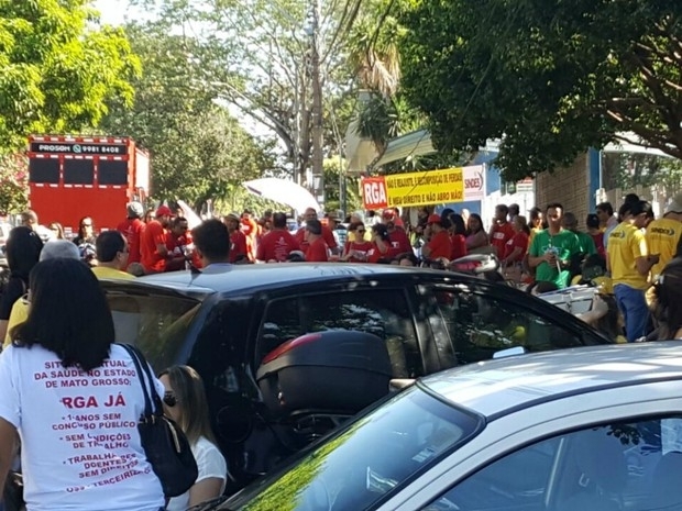 Avenida do CPA, em Cuiab, foi bloqueada pelos manifestantes