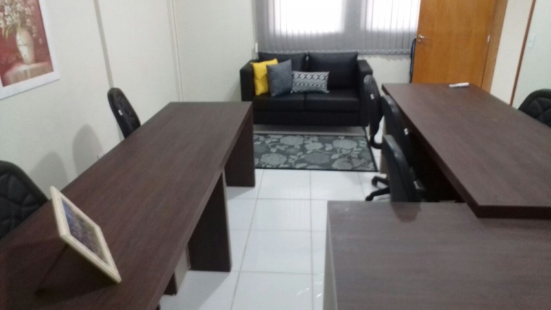 Moveis da sala de espera foram feitos pelos recuperandos que trabalham na marcenaria da Mata Grande