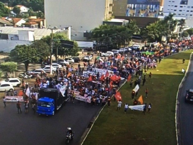 Servidores fizeram um ato na tarde desta tera-feira (31) em Cuiab