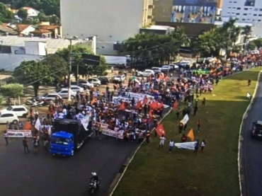 Servidores fizeram um ato na tarde desta tera-feira (31) em Cuiab