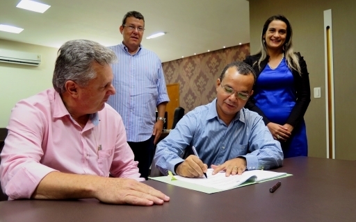 Secretrio Valdiney de Arruda assinando o convnio