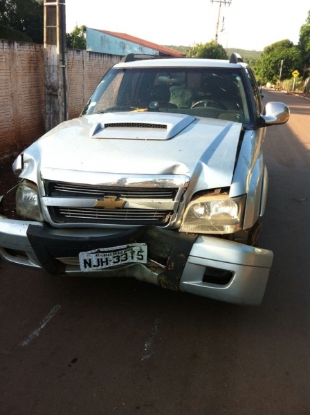 Caminhonete S10 que havia sido levado de assalto durante fuga dos assaltantes
