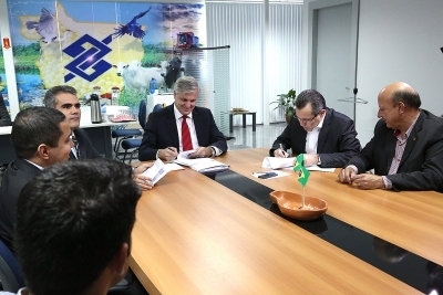 Assinatura de convnios para construo de pontes e restaurao de estradas em MT
