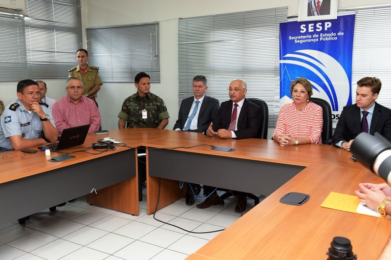 Coletiva de imprensa na sede da Secretaria de Segurana Pblica, em Cuiab.