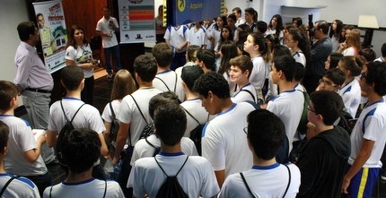 Alunos da Escola Chave do Saber durante visita ao TRE-MT