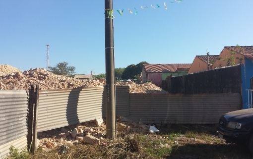 Entulhos da obra do Viaduto do Tijucal, na Avenida Fernando Corra, depositados ao lado das residncias.