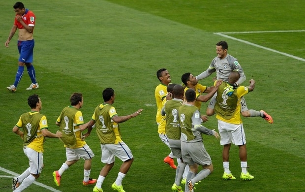 Julio Csar pula e recebe o abrao dos jogadores aps a ltima cobrana