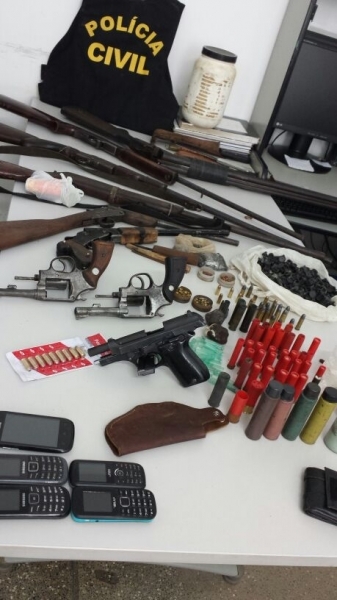 Na fazenda, os policiais tambm apreenderam uma caminhonete Hilux e duas motocicletas.