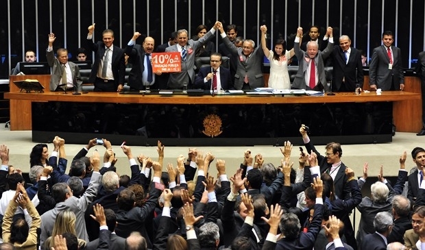 Deputados comemoram aprovao final do Plano Nacional de Educao, proposta do Executivo que tramitava desde 2010