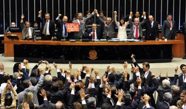 Deputados comemoram aprovação final do Plano Nacional de Educação, proposta do Executivo que tramitava desde 2010