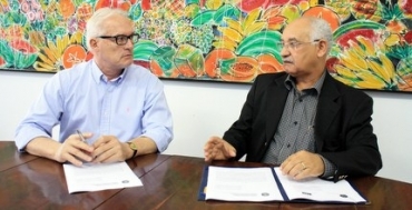 Presidente do TRE Des. Juvenal Pereira da Silva e o Reitor da Univag Dráuzio Antonio Medeiros durante assinatura do term