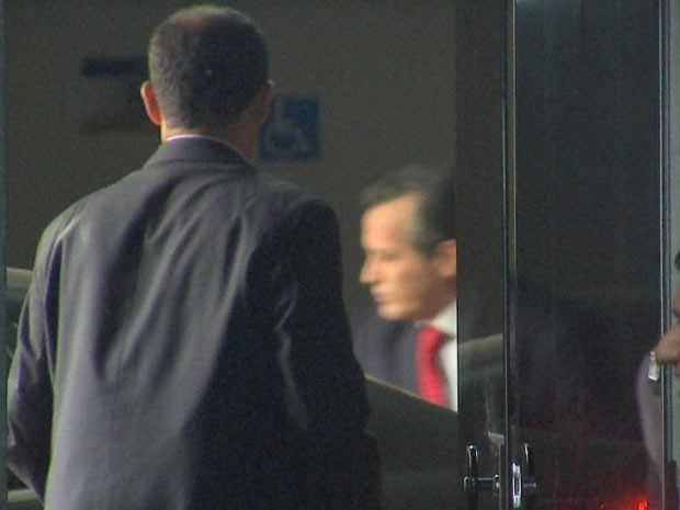 Governador na PF aps ser preso em flagrante por posse ilegal de arma