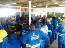 Os operrios se reuniram com o SINTRAICCCM para formalizar a denncia.