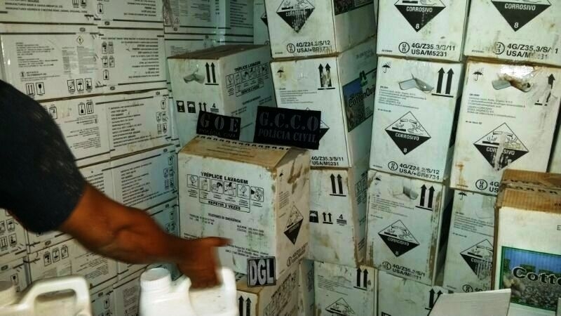 O carregamento de  375 caixas de duas marcas diferentes de defensivos, lquido e em p foi encontrado dentro de uma casa