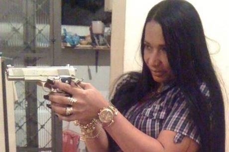 Em rede social Rosely exibe arma com a legenda 