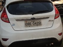 Na residncia havia um veculo marca Fiesta de cor branca e placa OBE-0422 ao ser feito checagem constatou ser roubado