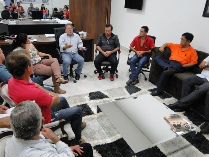 O prefeito  Walace Guimares ouviu atentamente as explanaes.