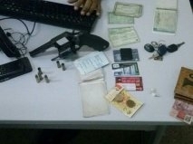 A vtima explicou aos policiais que ao parar para fechar o porto, teve um revlver encostado na cabea