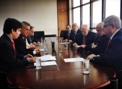 Senador Pedro Taques (PDT-MT) com outros congressistas no senado