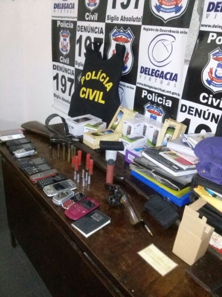 Na operao foram apreendidos 9 armas de fogo, sendo 5 espingardas, 1 carabina 44, 3 revlveres entre outros