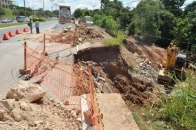 O rompimento ocorreu por conta do grande volume de gua das chuvas do perodo.