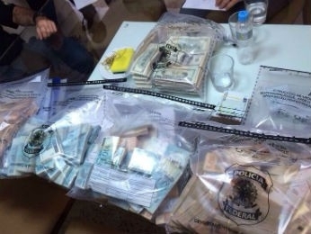 Policiais apreenderam grande quantidade de dinheiro durante a ao