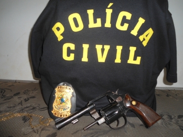 Os policiais apreenderam revólver calibre 22 e um simulacro de uma escopeta calibre 12, de fabricação caseira