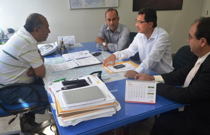 Durante reunio, o secretrio garantiu que vai acionar as empresas e solicitar a resciso de ambos os contratos.