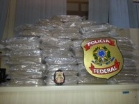Foram apreendidos 38kg de cocana,que estavam escondidas debaixo da lataria do banco traseiro de uma caminhonete.