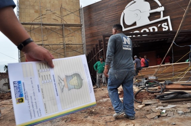 A interdio ocorreu porque a empresa no apresentou  equipe de fiscalizao o projeto de obra aprovado e Alvar