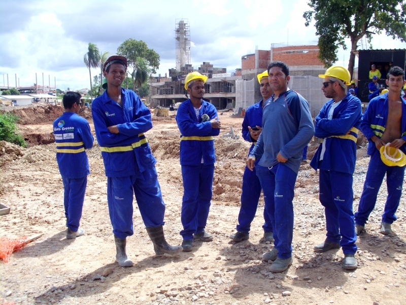 Os trabalhadores paralisaram a obra desde a manh desta segunda (10), em protesto contra as ms condies de trabalho.