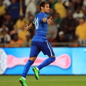 Neymar marca 3 dos 5 gols