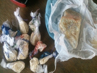 Na busca pessoal foi encontrada uma substncia semelhante  pasta base de cocana e um pedao em pedra