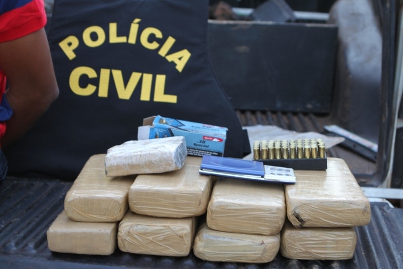 Foram encontrados 10 quilos de maconha distribudos em 8 tabletes no veculo