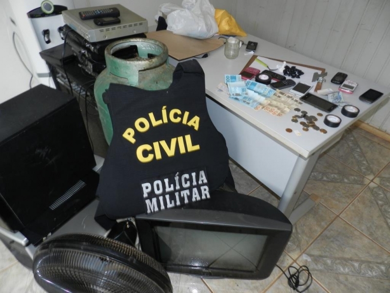Na operao, os policiais apreenderam diversas pores de cocana, dinheiro, aparelhos celulares e quatro veculos.