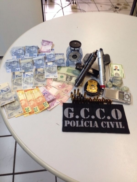 Na casa foram encontrados arma de fogo, munies, 1 balana de preciso e vrias pores de pasta-base de cocana...