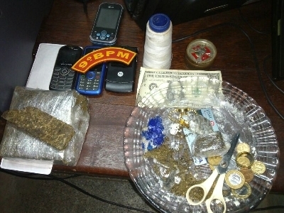 Foram encontrados no interior da residncia mais cinco pedaos grandes de maconha pronta para a comercializao.