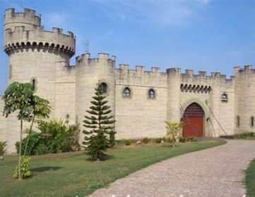 Castelo em Araras, que está à venda, é anunciado com um fantasma e sua cripta.