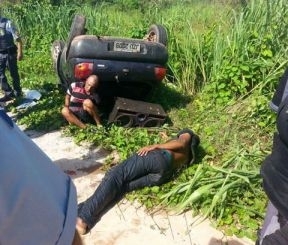 Na fuga, bandidos perderam o controle e capotaram carro, 2 ficaram feridos e foram presos