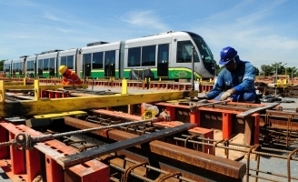 12 carretas que transportam os trens saram do Porto de Santos na sexta-feira (27.12) e comearam a chegar em Cuiab