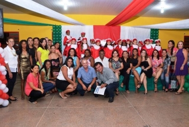 A direção, grupo de professores da escola, chefe de gabinete da SME Lázaro Donizete e o radialista Davi de Paula